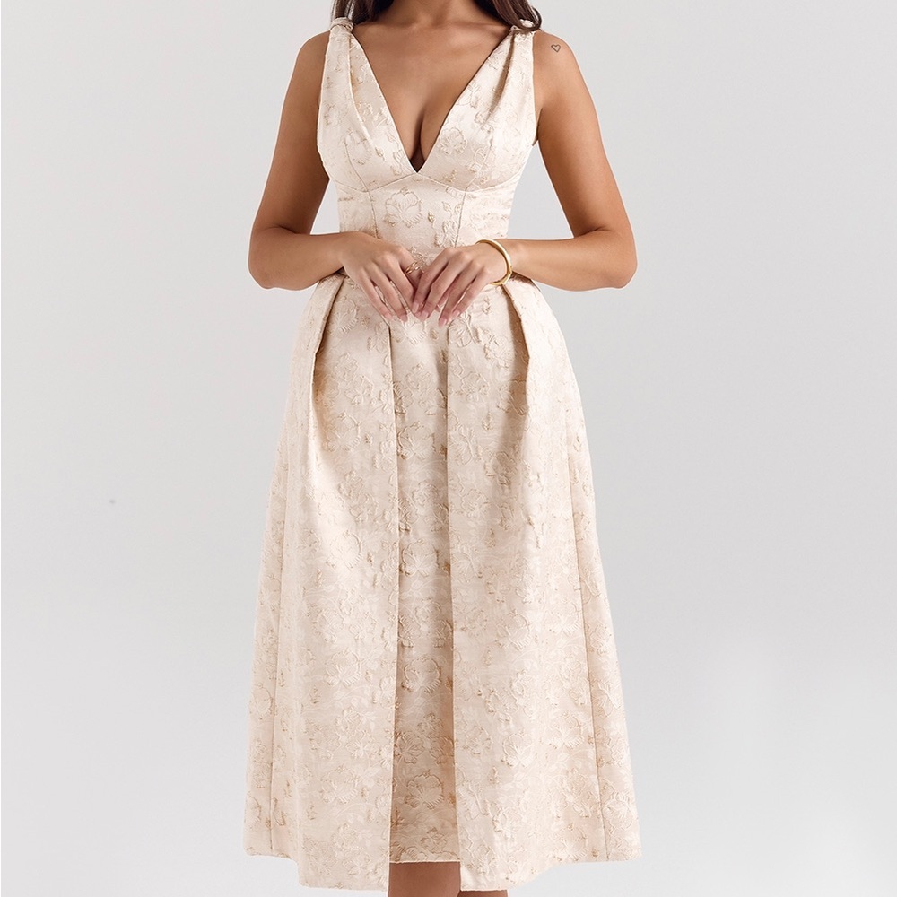HOUSE OF CB - PALOMA

NWT AND PROTECT TAG- Ivory Metallic Jacquard Midi Dress